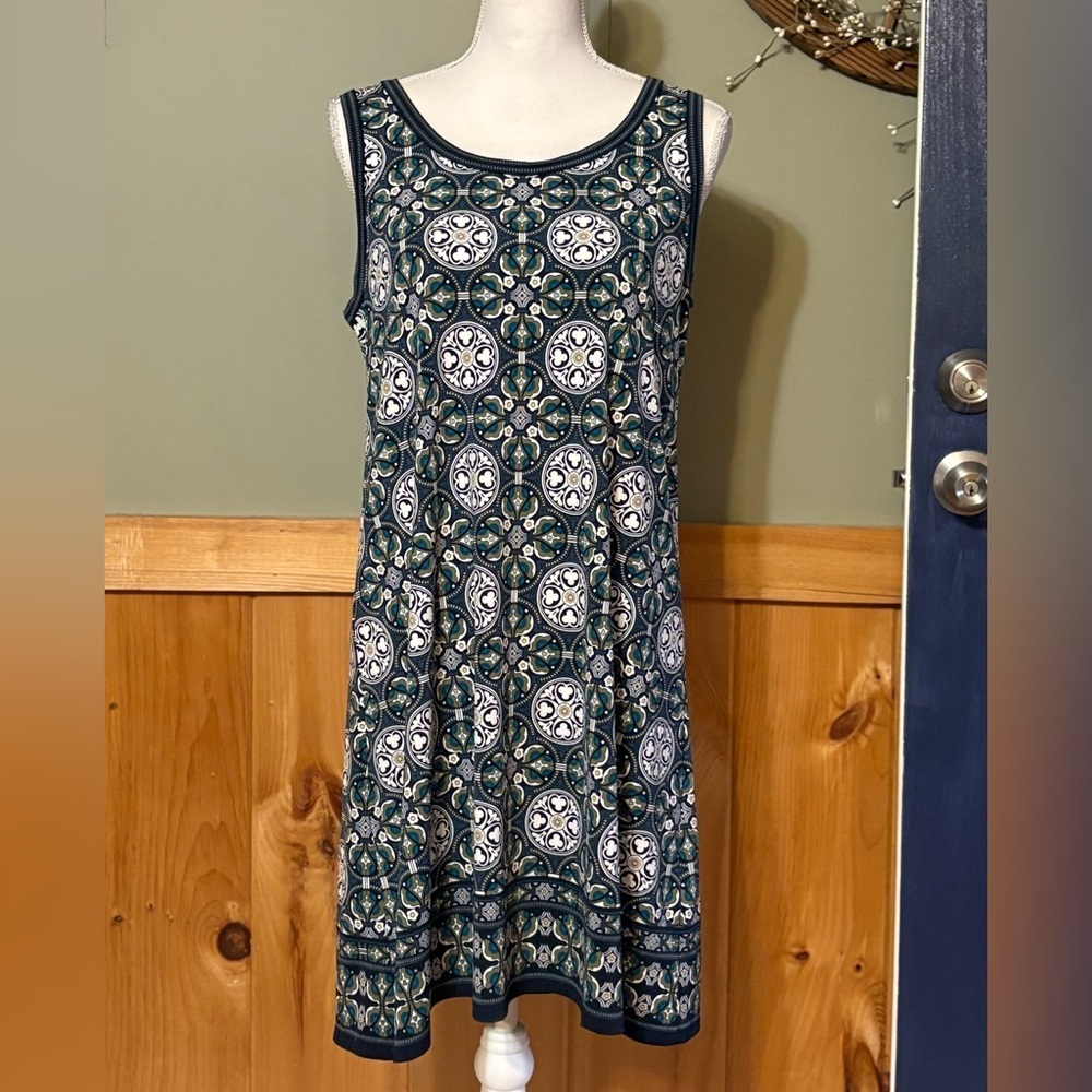 Max Studio Shift Dress Sleeveless Medium Scoop Neck Stretchy Wrinkle Resistant